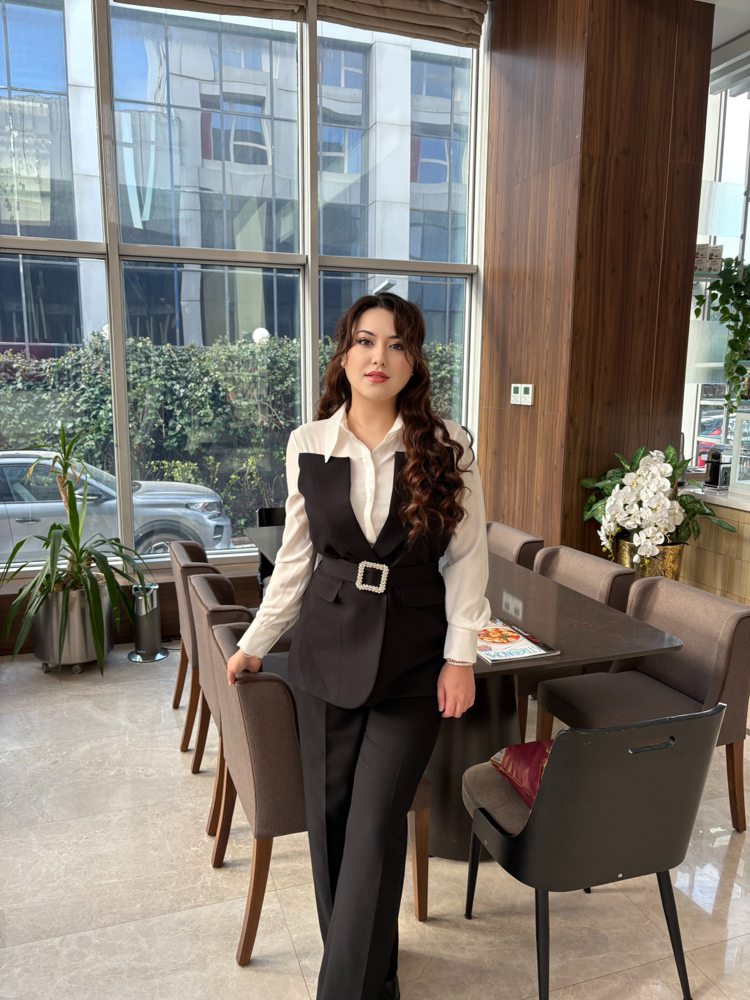 Blazer Yakalı Kemerli Siyah ceketli Beyaz Gömlek Kombini