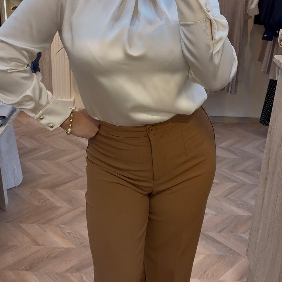 Luxury Koleksiyonu Gül Aksesuarlı ekru İpek Saten Bluz