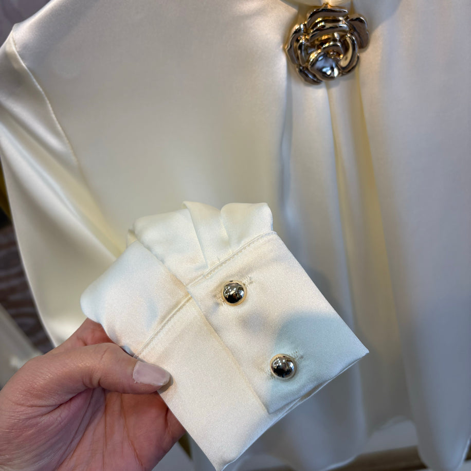 Luxury Koleksiyonu Gül Aksesuarlı ekru İpek Saten Bluz