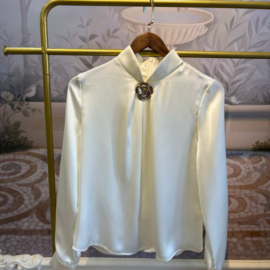 Luxury Koleksiyonu Gül Aksesuarlı ekru İpek Saten Bluz