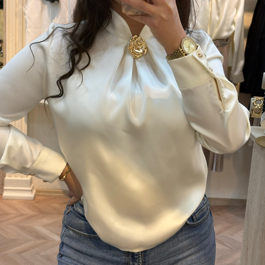 Luxury Koleksiyonu Gül Aksesuarlı ekru İpek Saten Bluz